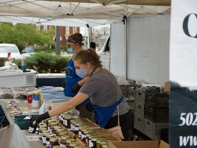 farmers market in Kentucky using COVID safety protocols